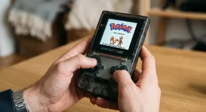 Прозрачный Game Boy Color в руках