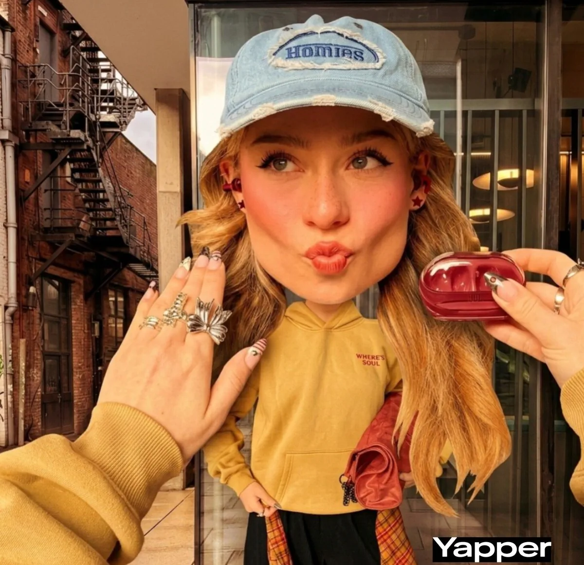 Сюрреалистичный уличный fashion-портрет девушки в стиле карикатуры - пример генерации №3